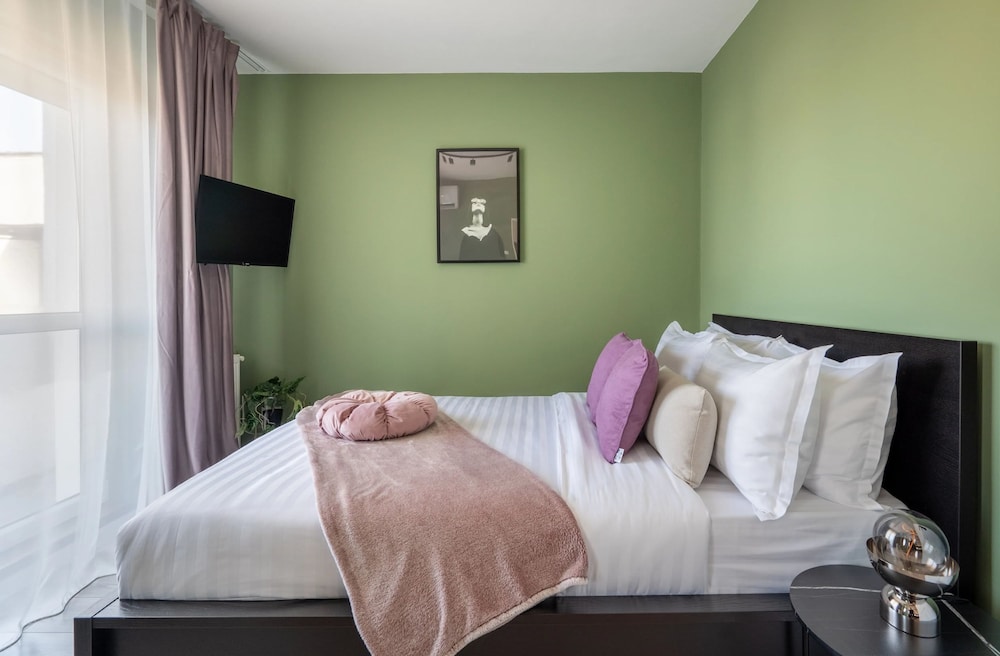 Colorful Bright 2BR on Iconic Calea Victoriei