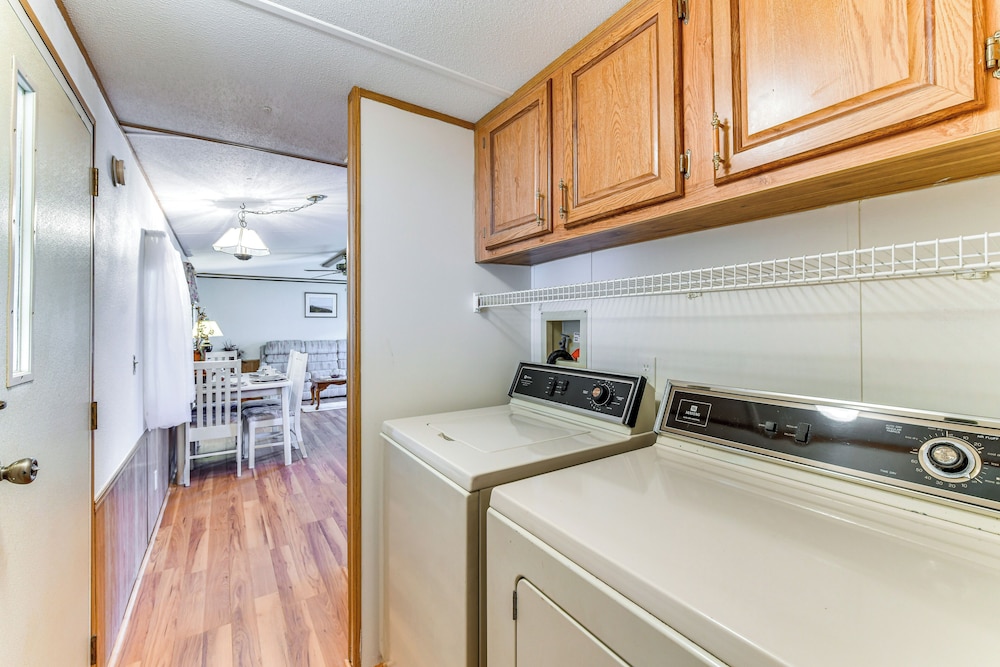 2 Mi to Ellenton Outlets: Home w/ Community Perks!