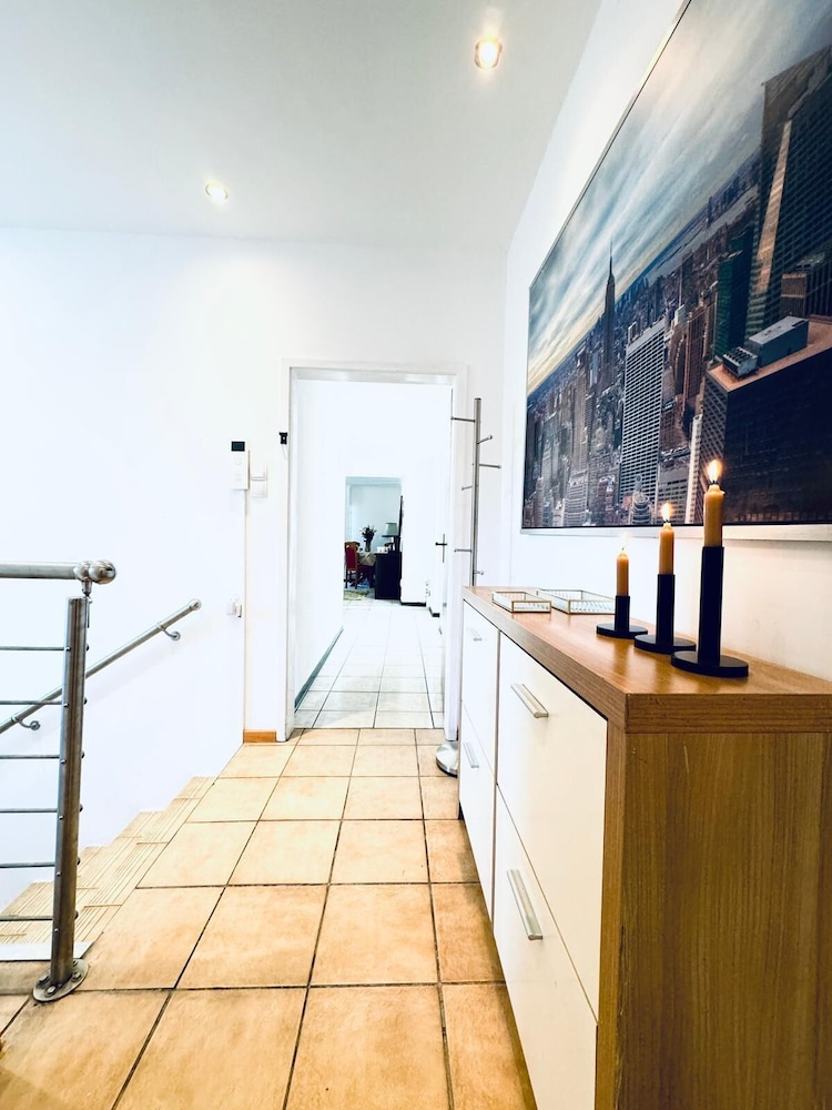 7 private Rooms in a spacious Villa