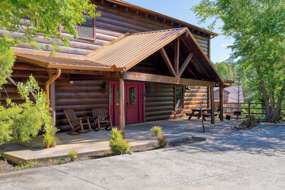 Luxury Cabin w/ Elevator, Theater & Hot Tub Near Dollywood Smoky Vista Lodge