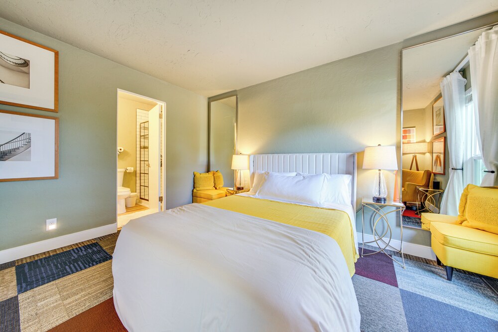 Modern Home Between Seattle, Tacoma & SEA Airport