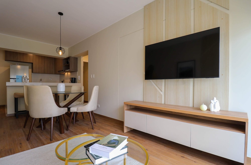 w Radiant 2BR w Great Balcony Near Kennedy Park