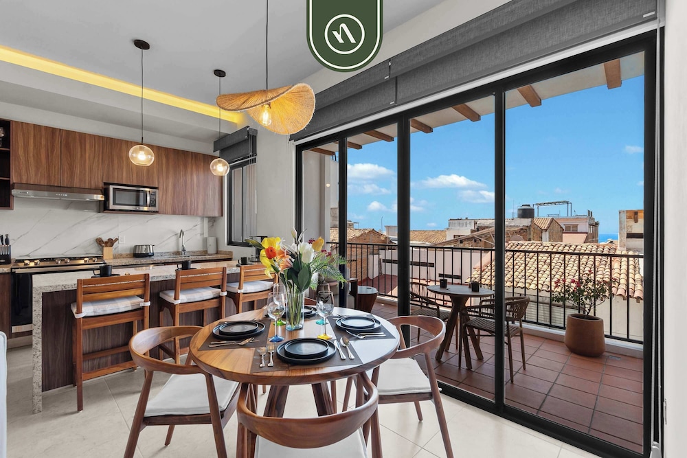 Luxury 2 BR - Downtown - Pool - Sunset in Terrace