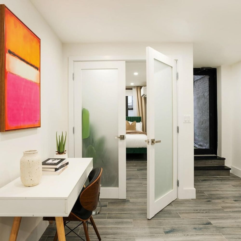 317-1d New 2BR Duplex W D Private Backyard