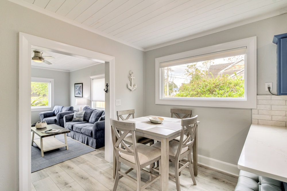 5 Mi to Dtwn: Bright Home w/ Yard in Pensacola!