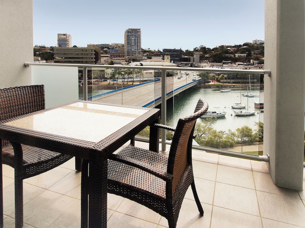 Hotel Oaks Townsville Gateway Suites - Image 1