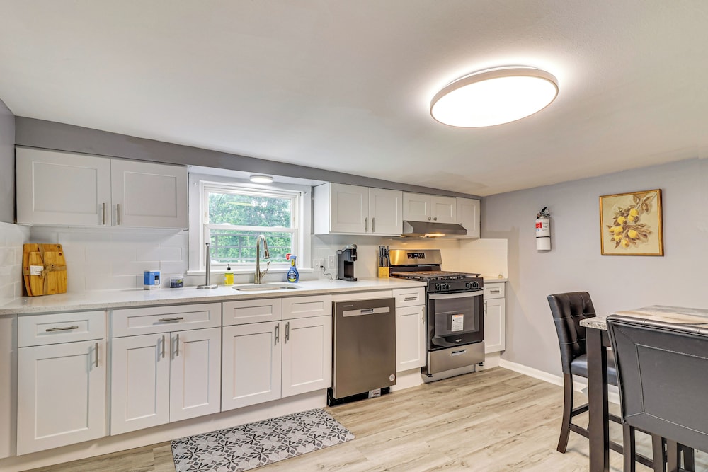 12 Mi to Rutgers: Brand New Apt w/ Home Office!
