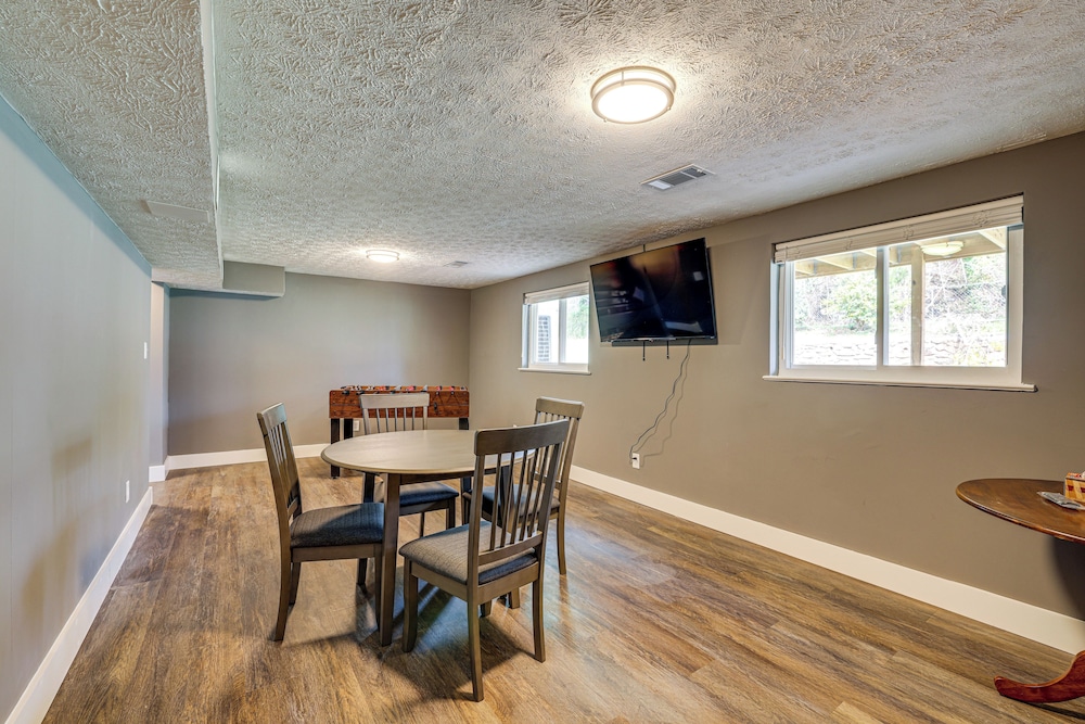 1 Mi to Dtwn Lynchburg: Charming Family Home!