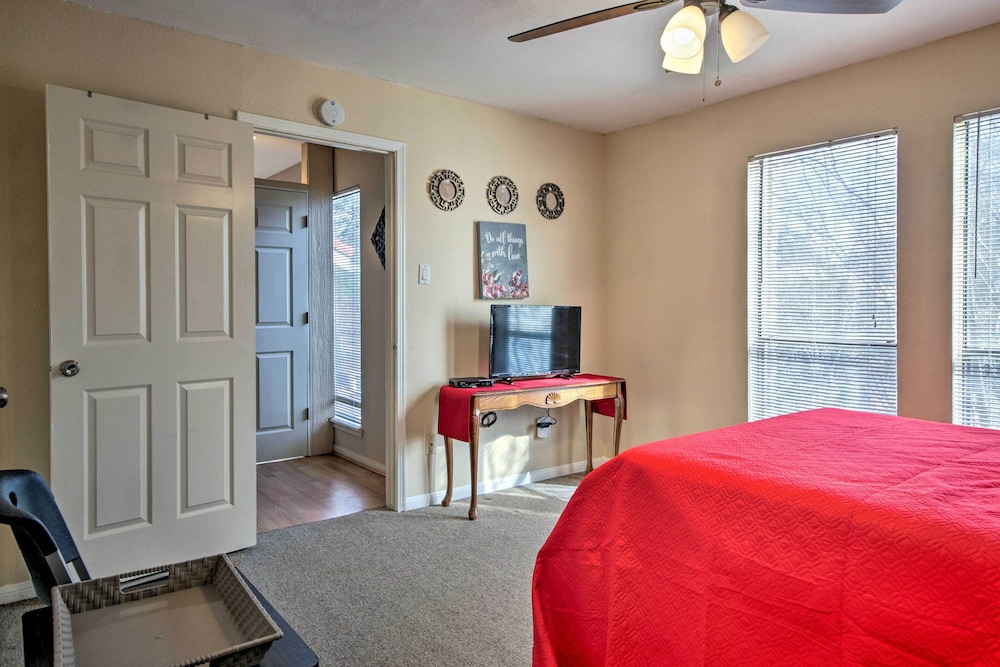Quiet Rental w/ Balcony: 14 Mi to Downtown Houston view 2