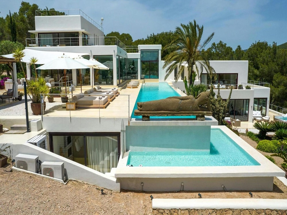 Holiday Home With Stunning Infinity Pool