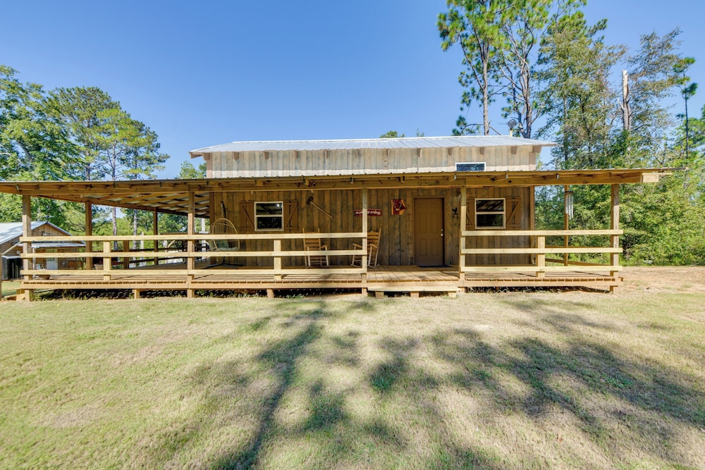 Lake Eufaula Access: Cozy Wood Cabin w/ Yard!