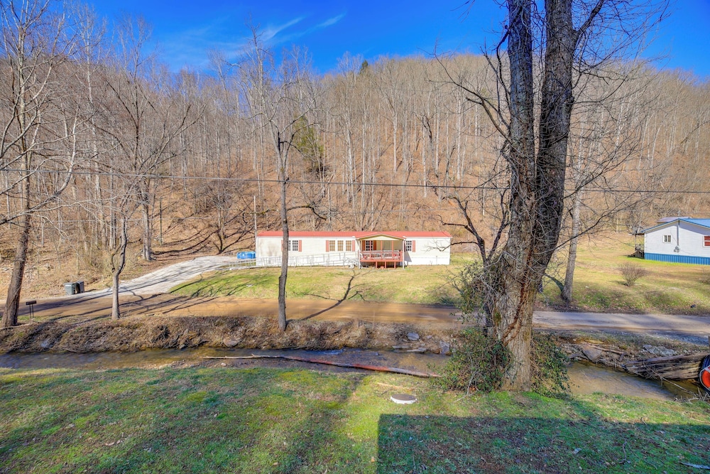 8 Mi to Hatfield-mccoy Trails: Cabin in Delbarton