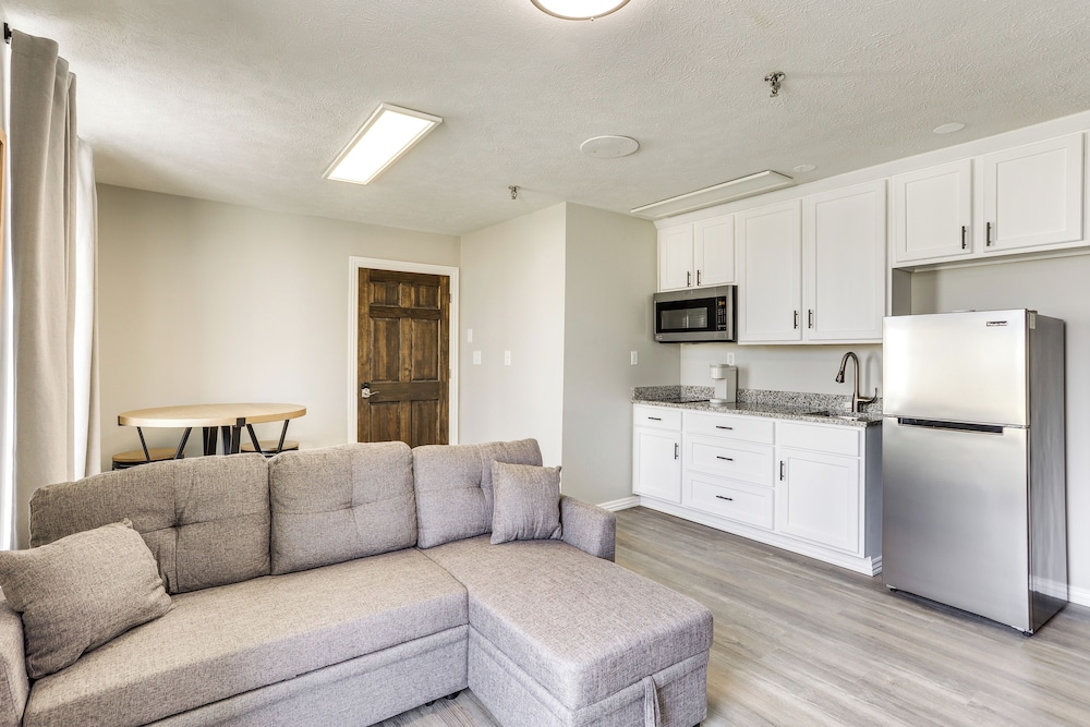 < 1 Mi to Oakland City University: Cozy Apartment