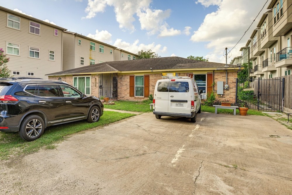 9 Mi to Downtown Houston: Cozy Cottage w/ Patio!