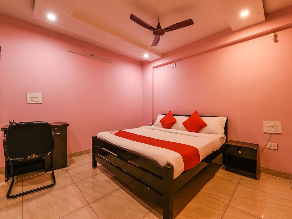 OYO 18612 Sree Sai Surya Service Apartment