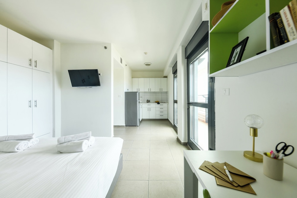 Studio apt w balcony and Kitchen
