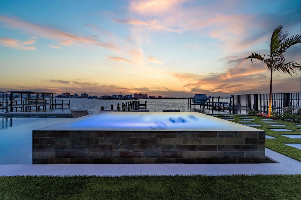 793 Shoreline Estate: 6bd/6br, Luxurious Pool Home On The Water! 6 Bedroom Home