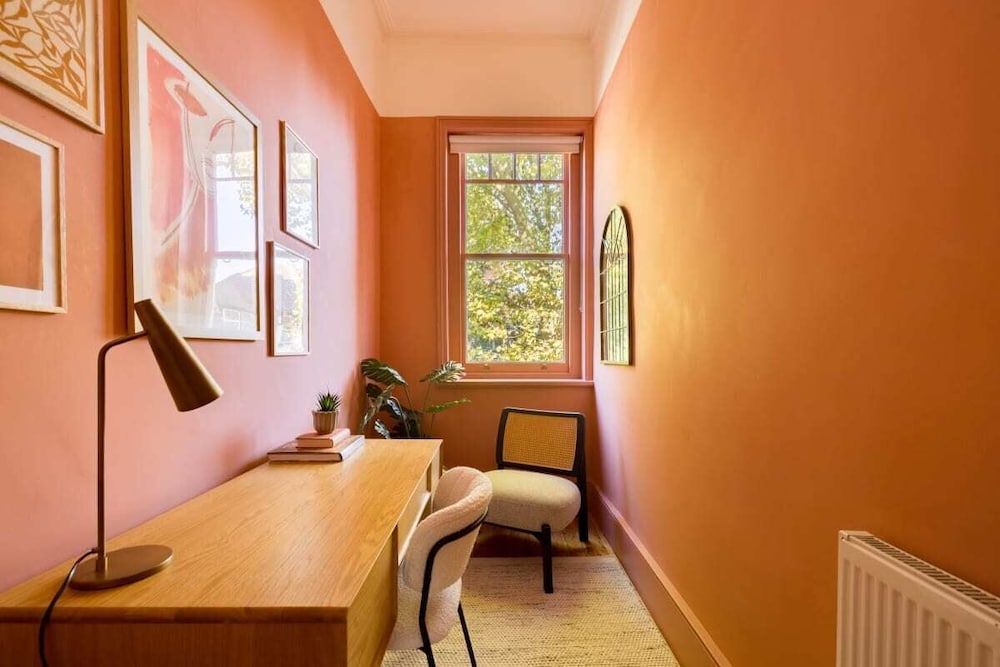 The Abinger Place - Inviting 2bdr House With Study Room & Garden