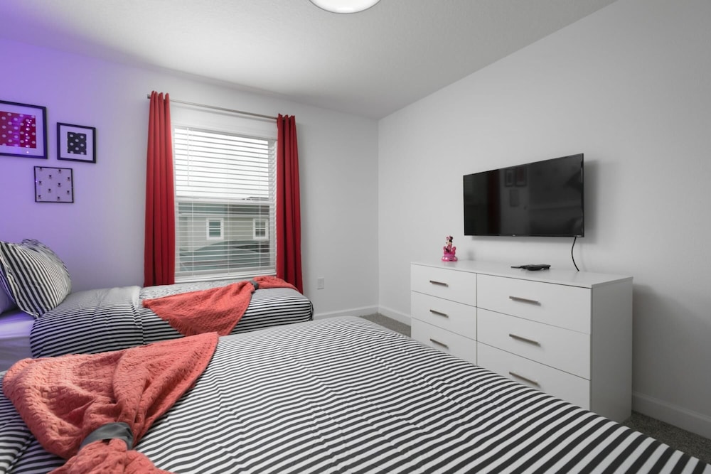 Charming Townhouse With Pool at Storey Lake Resort - Image 5