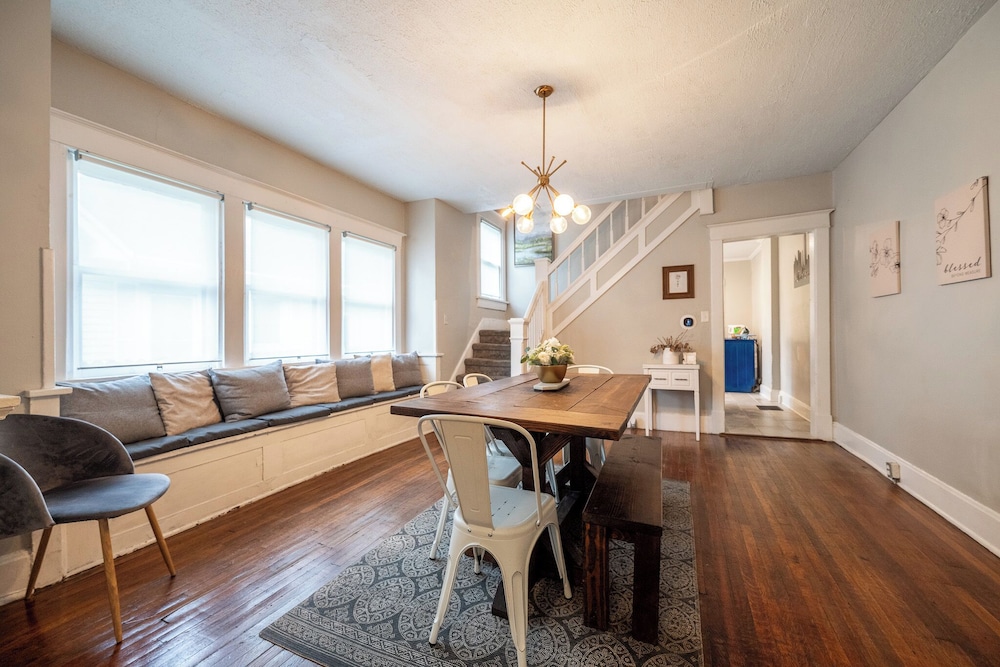 Spacious Duplex for 14 in Downtown