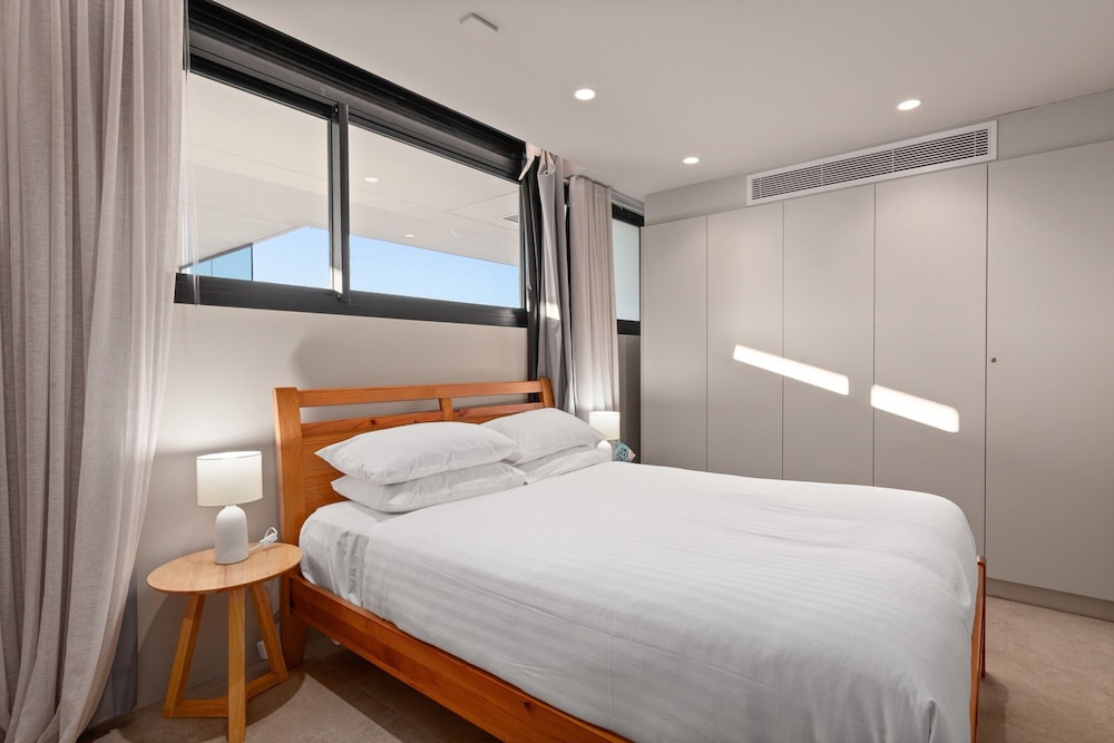 Modern 1-bed With Tamarama Beach Views