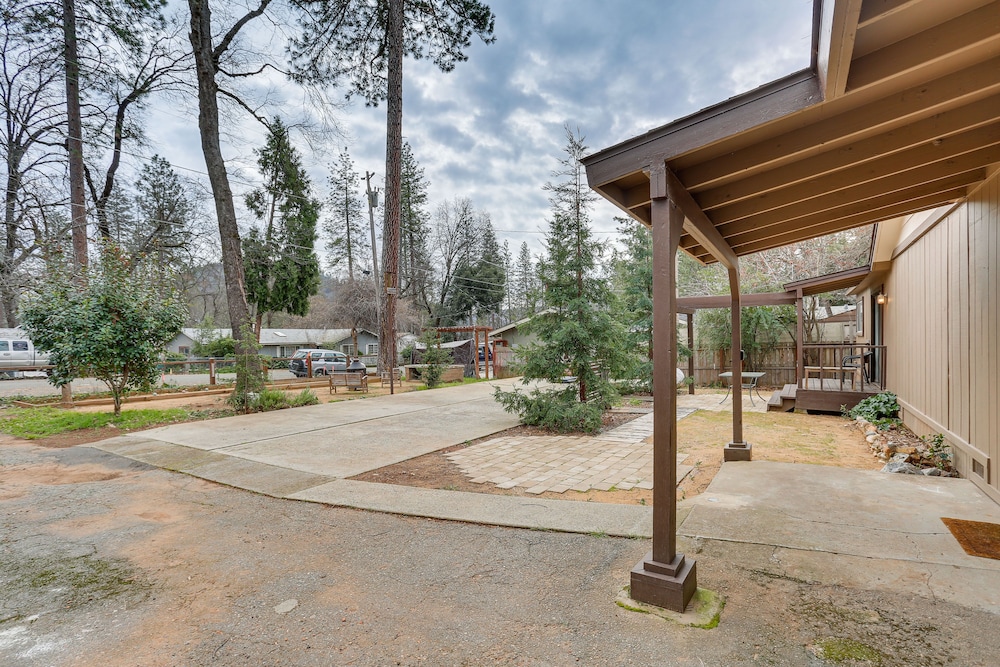 Charming Lakehead Cabin: Walk to Shasta Lake!