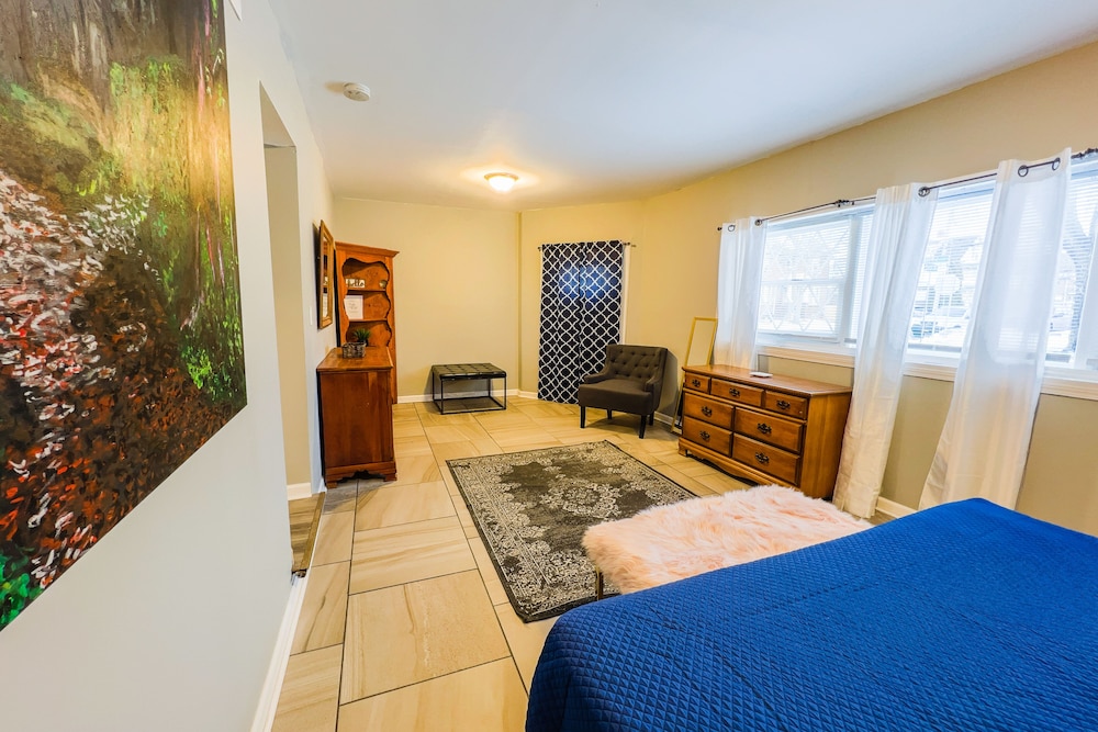 The Stone Castle - With Private Yard & Parking, Near Falls & Casino by Niagara Hospitality view 4