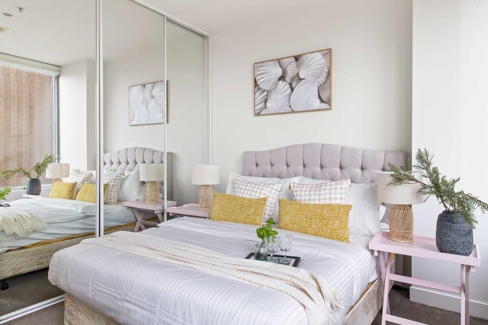 A Cozy 2BR Apt on Collins Near Flinders Station