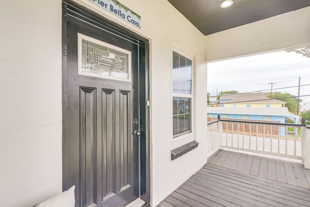 < 1 Mi to Beaches: Galveston Retreat w/ Patio!