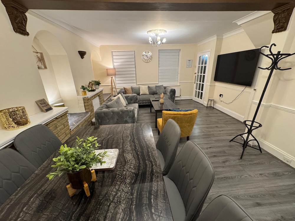 3BR House with Free WiFi All Over UK