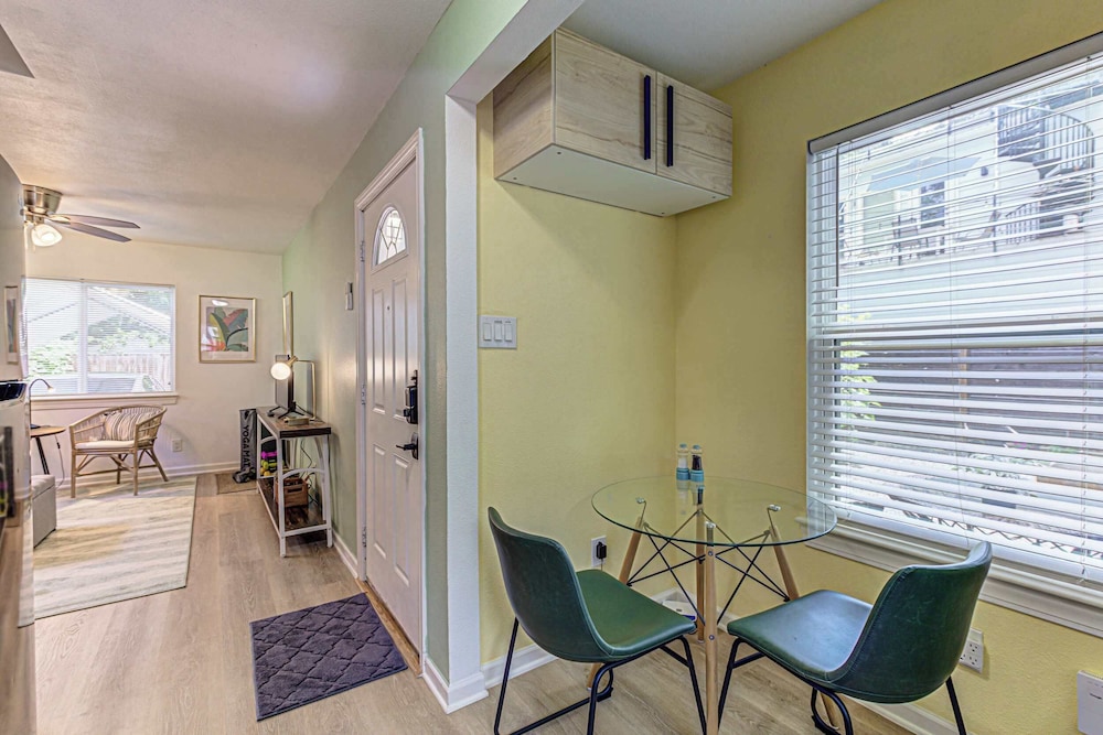 Garden Home Walkable to East Austin Eateries