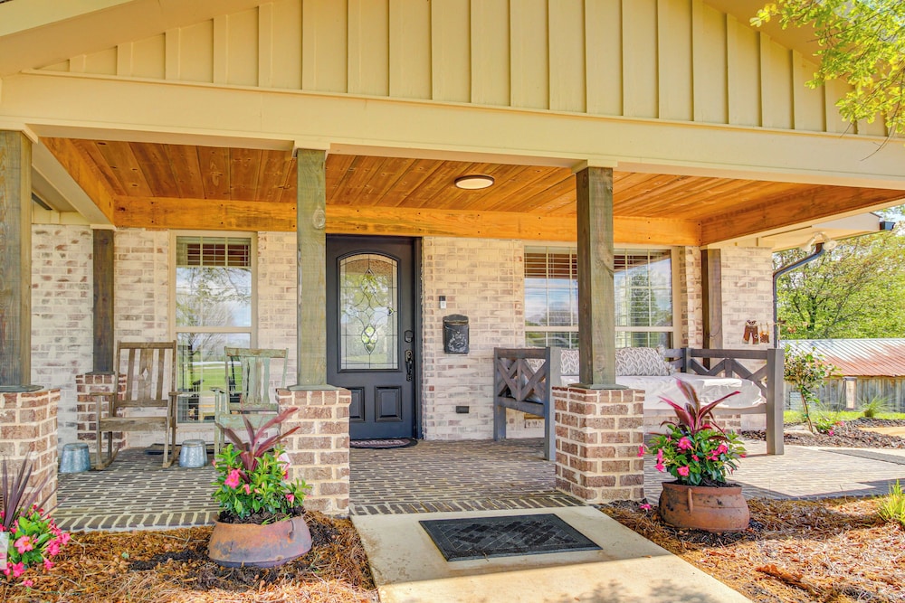 Deck & Yard: 'margy's Farmhouse' in Jasper