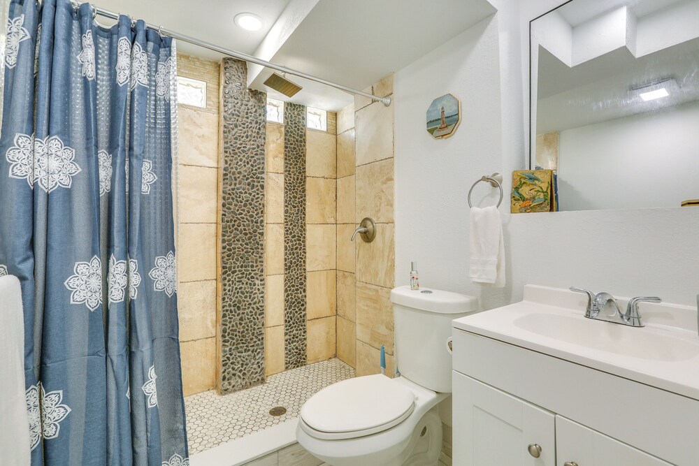 Walk to Beach: Fort Meyers Home w/ Patio!