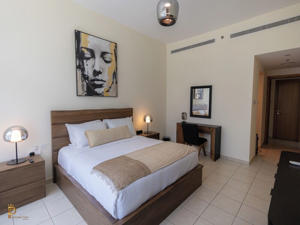 Large Modern 1-Bedroom in Bay Square 9