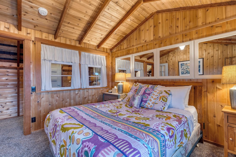 Maxwelton Aerie Bluffside Retreat w/ Sweeping Puget Sound Views + Firepit