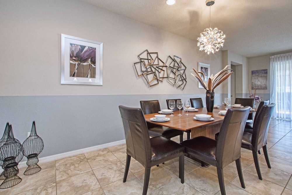 Home 8 Bdrm at Windsor Westside With Top Amenities
