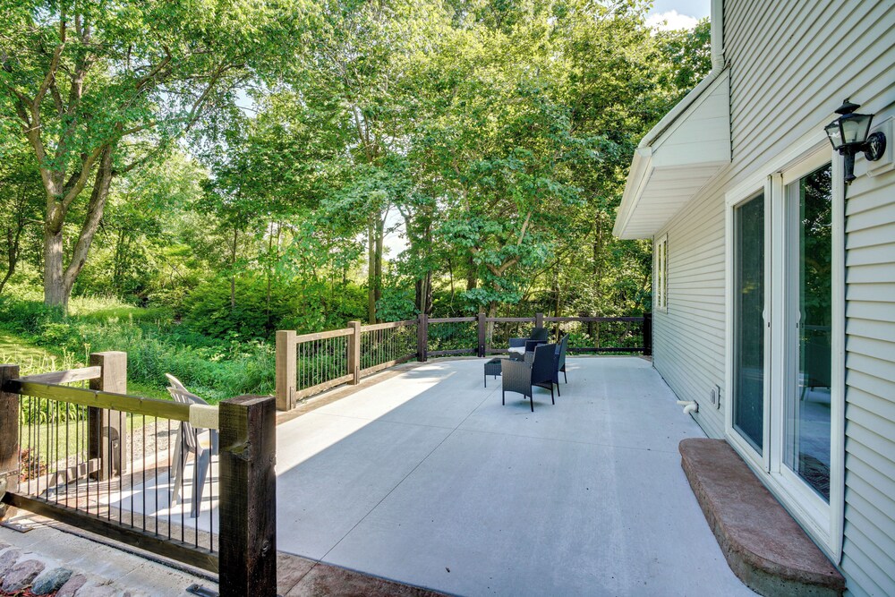 Spacious Family Villa w/ Decks in Chilton!