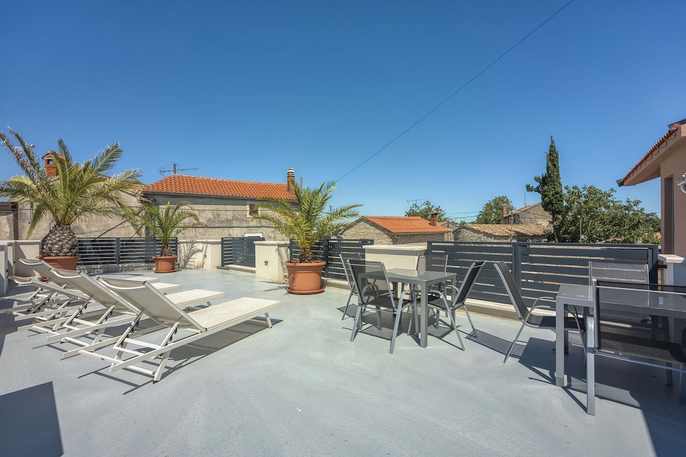 Villa Galant with Pool and Sauna