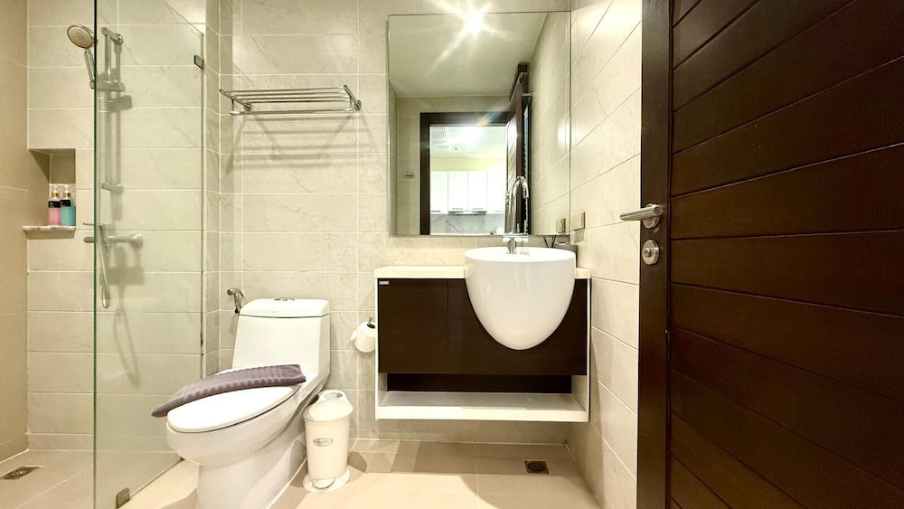 Emerald 412a - Studio With Balcony and Shared Pool