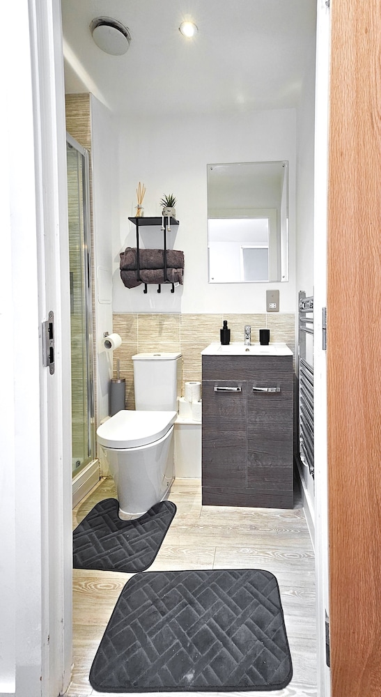Salford - 2 Bed Apartment - Sleeps 4 - Wifi