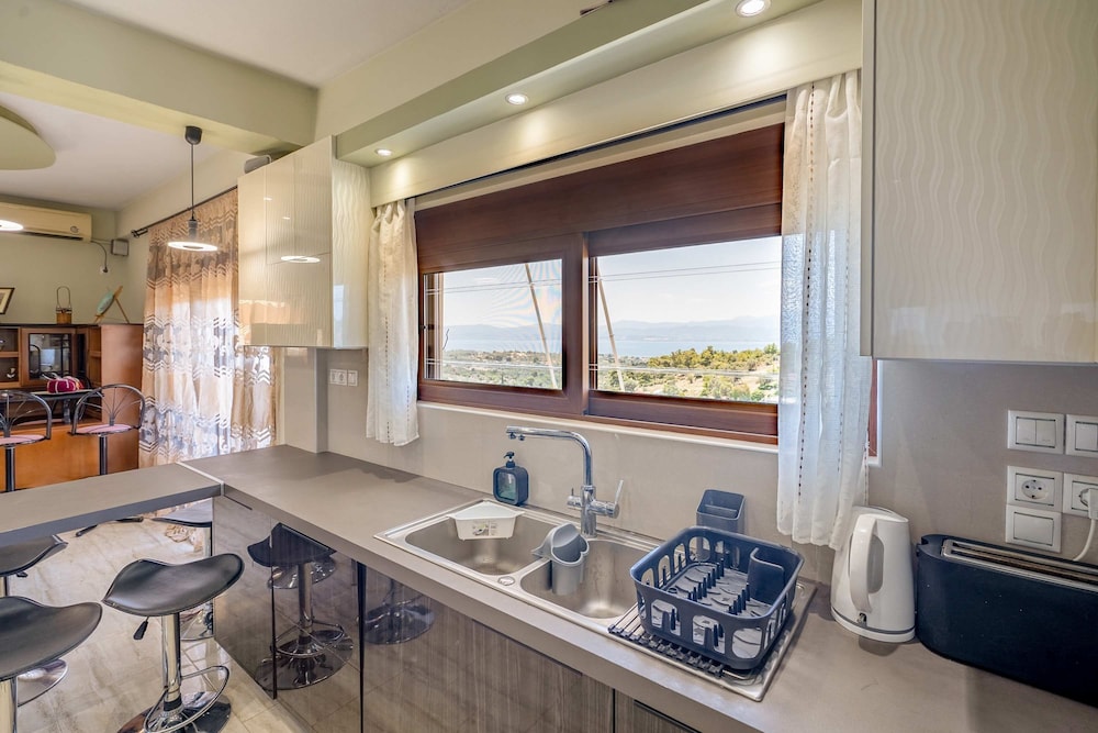 Peaceful Hilltop Apartment With Balcony Sea View