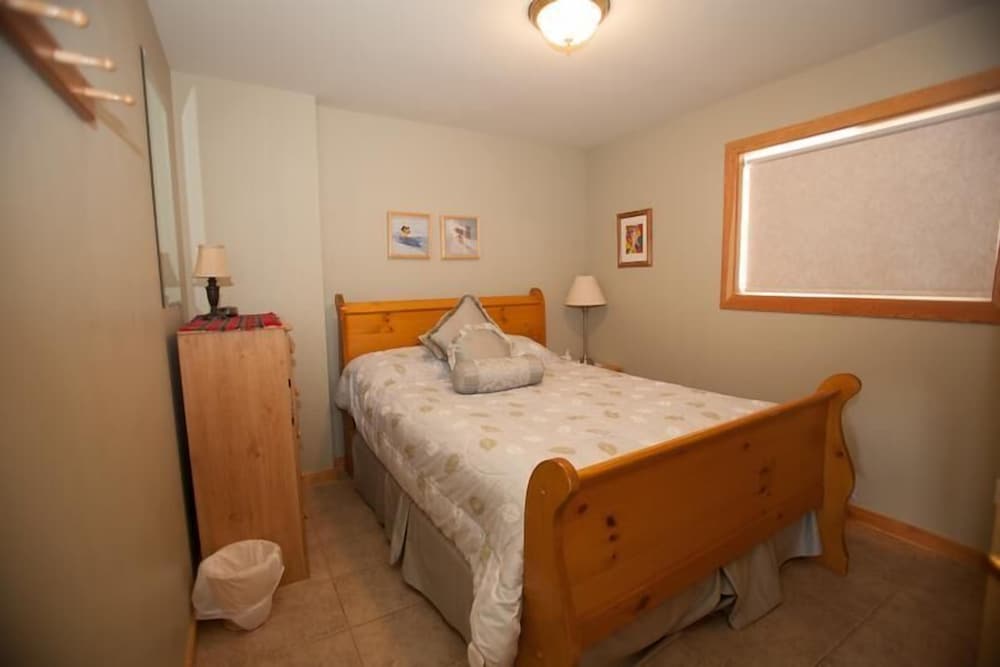 Creekview Court by Apex Accommodations
