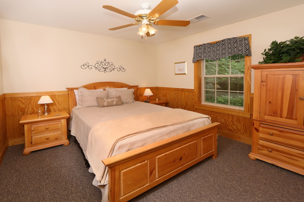 Holly Grove 1 - Three Bedroom Chalet view 2