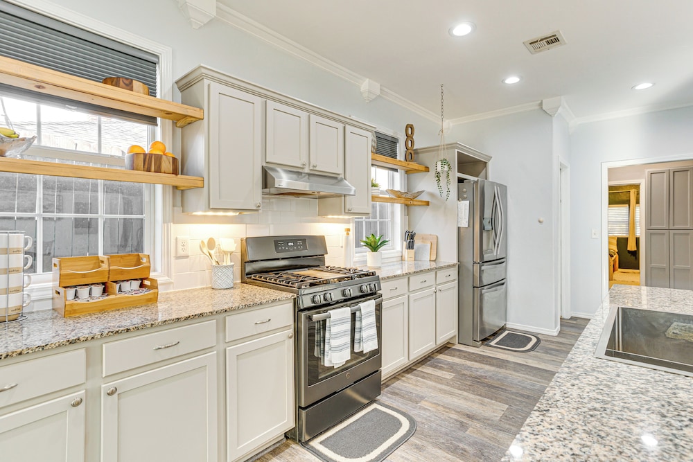 Sauna, Hot Tub & Cold Plunge: Oklahoma City Home!