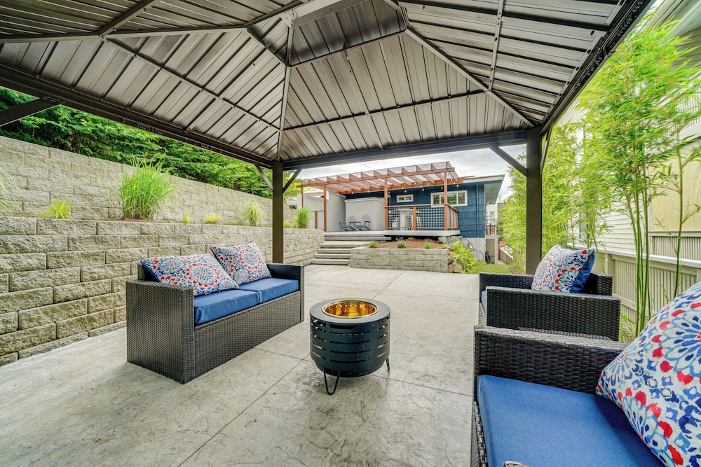 2 Blocks to Beach Park: Cozy Seattle Townhome