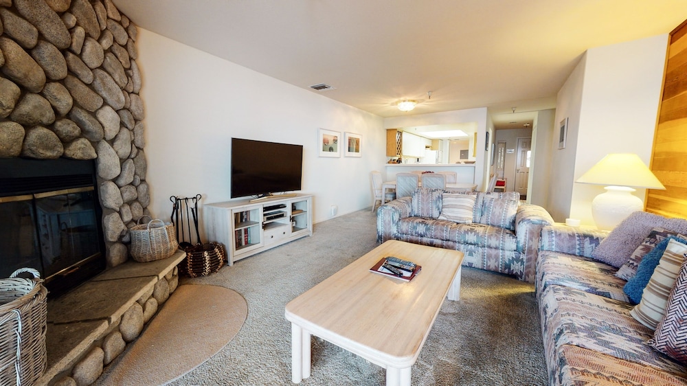 Bridges 105 Pet-Friendly. Ski-in Ski-out Condo with Beautiful Mountain Views and Private Washer Dryer by RedAwning