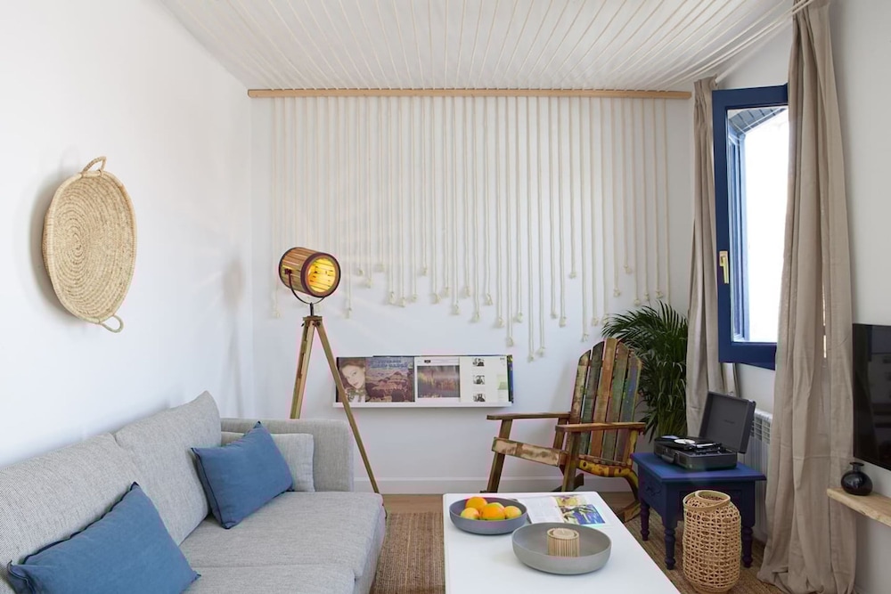 Perissa - 2 Bedrooms and Terrace in Trafalgar