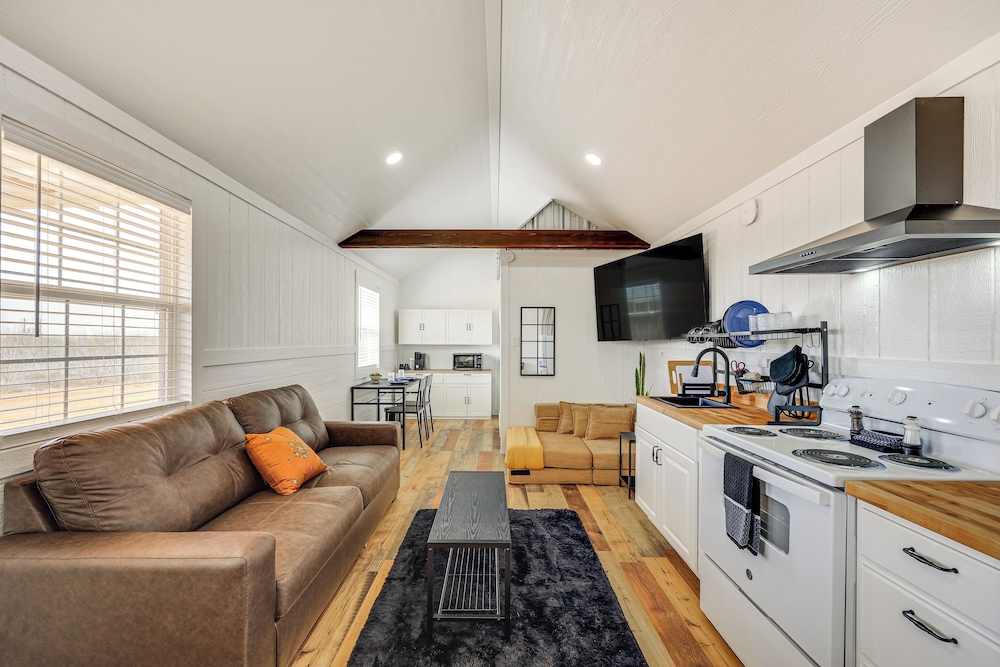 Hike, Hunt & Fish: Pet-friendly Studio in Dilley!