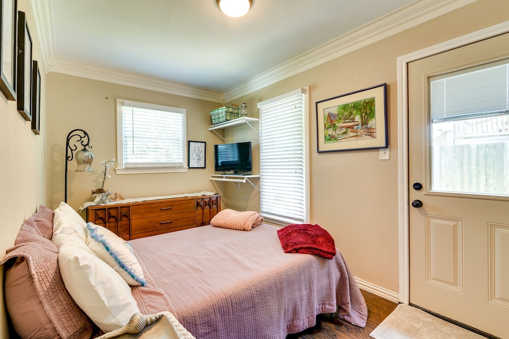 2 Mi to Beach: Galveston Vacation Rental!