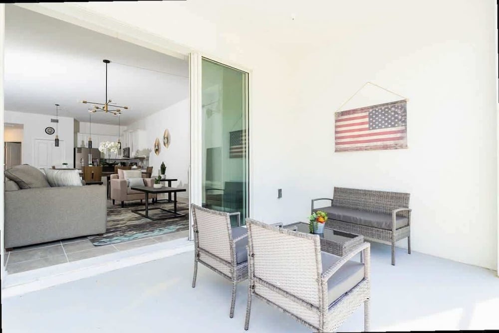 Modern 2Bd Townhome Minutes to Disney w Waterpark